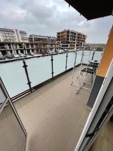 balcone con sedie sul tetto di un edificio di WhiteHouse a Jarosław