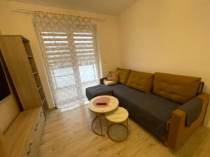 un soggiorno con un divano e un tavolo di WhiteHouse a Jarosław