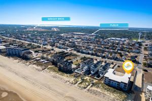 een luchtzicht op een stad met een strand bij AV2-3E - Don't Blink in Croatan Shores