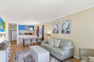 een woonkamer met een bank en een tafel bij AV2-3E - Don't Blink in Croatan Shores
