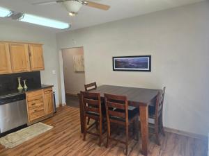 een keuken met een eettafel en stoelen bij Shahan Oasis in Little Elm