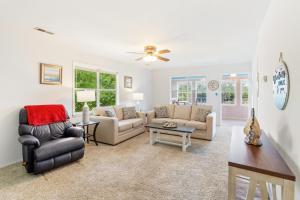 Khu vực ghế ngồi tại 8635 - High on the Hill