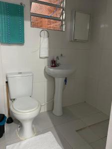 Et badeværelse på Mara e Jorge Suites Beira Mar