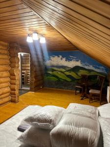 ein Schlafzimmer mit einem Gemälde an der Wand in der Unterkunft Beregynia in Schdenijewo