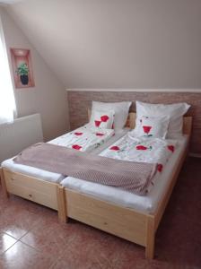 Postel nebo postele na pokoji v ubytování Jósva Vendégház Sárospatak