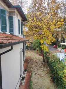 a yard next to a house with a tree at Appartamento Cervia in Cervia