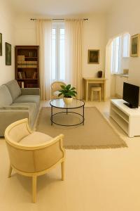 TV a/nebo společenská místnost v ubytování T2 calme centre Aix Clim Fibre