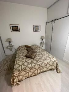 Postel nebo postele na pokoji v ubytování T2 calme centre Aix Clim Fibre