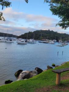 een uitzicht op een haven met boten in het water bij Casa com 3 Quartos Enseada Encantada in Porto Belo