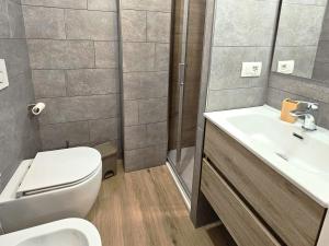 Et badeværelse på Moda Apartments Serenella + 19 billeder