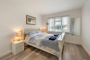 En eller flere senge i et værelse på 3 Bed in Georgeham oc-seashe