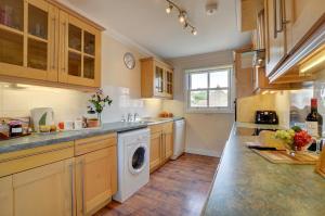 Nhà bếp/bếp nhỏ tại 2 Bed in Woolacombe oc-sandd +11 ảnh