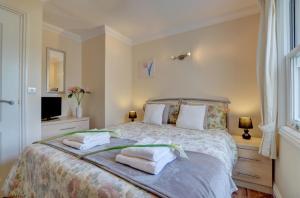 Giường trong phòng chung tại 2 Bed in Woolacombe oc-sandd