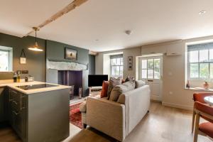 a living room with a couch and a kitchen at 2 Bed in Chapel Stile oc-u32104 in Chapel Stile