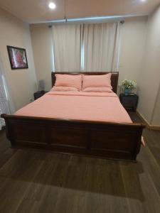 een slaapkamer met een groot bed met een oranje deken bij Shahan Oasis in Little Elm +10 foto's