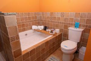 een badkamer met toilet en ligbad bij InHomeStays in Lakewood +42 foto's