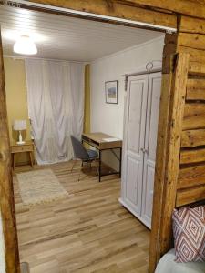 een slaapkamer met een bureau, een bed en een tafel bij Võru 38 in Tartu +1 foto