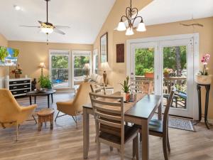 une salle à manger et un salon avec une table et des chaises dans l'établissement OYD3 - Las Palmas 2, à Kill Devil Hills