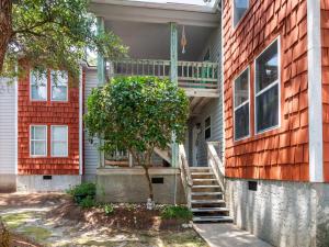 une maison avec un arbre devant dans l'établissement OYD3 - Las Palmas 2, à Kill Devil Hills