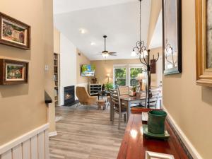 - une salle à manger et un salon avec une table à manger dans l'établissement OYD3 - Las Palmas 2, à Kill Devil Hills 26 autres photos