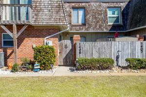 een houten hek voor een huis bij SC1406 - "Beachy" Keen in Kitty Hawk