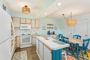 een keuken en eetkamer met een tafel en stoelen bij SC1406 - "Beachy" Keen in Kitty Hawk +28 foto's