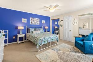 een blauwe slaapkamer met een bed en een blauwe muur bij SC1406 - "Beachy" Keen in Kitty Hawk