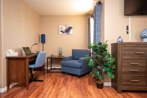 een kantoor met een stoel en een bureau met een computer bij InHomeStays in Lakewood