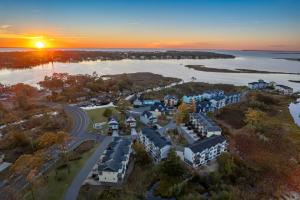 una vista aerea di un resort sull'acqua di CP117B - Sunrise Promise a Colington