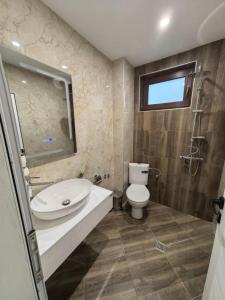 un bagno con wc, lavandino e doccia di Карина - къща за гости a Ognyanovo Altre 18 foto