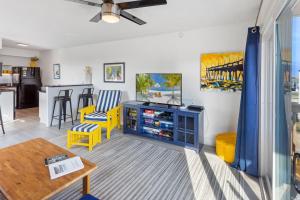 un salon avec des chaises jaunes et une armoire bleue dans l'établissement C323C - Keep On Duckin', à Duck