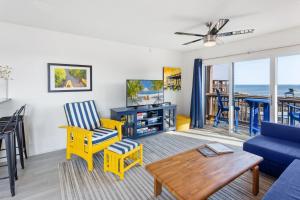 un salon avec vue sur l'océan dans l'établissement C323C - Keep On Duckin', à Duck