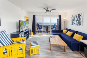 - un salon avec un canapé bleu et des fauteuils jaunes dans l'établissement C323C - Keep On Duckin', à Duck