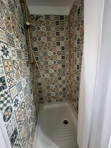 Et badeværelse på Studio au dernier étage d'une bastide grassoise + 2 billeder