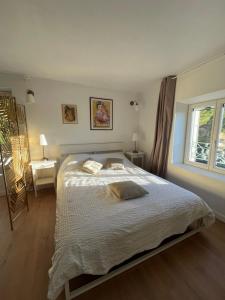 ein Schlafzimmer mit Bett, Schreibtisch und Fenster in der Unterkunft Studio au dernier étage d'une bastide grassoise in Grasse