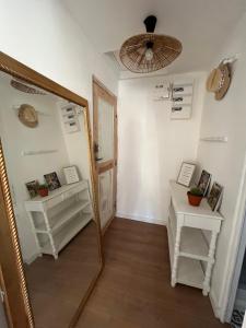 eine Spiegelung eines Flurs mit einer Decke in der Unterkunft Studio au dernier étage d'une bastide grassoise in Grasse