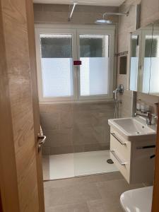 Et badeværelse på Ferienwohnung Haus Ginseng