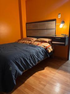 - une chambre avec un grand lit et un bureau dans l'établissement Hospedaje Don Luciano, à San Vicente de Cañete