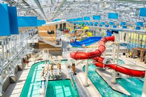 een groot overdekt waterpark met een waterglijbaan bij Shahan Oasis in Little Elm