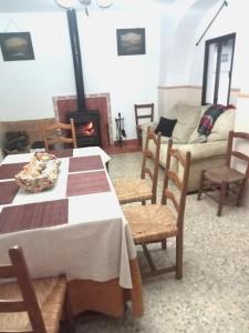 un salon avec une table et des chaises et une cheminée dans l'établissement Casa de los Abuelos, à Cardeña 25 autres photos