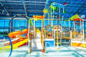 een waterpark met een aantal glijbanen bij Shahan Oasis in Little Elm