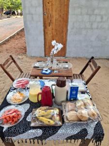 a picnic table with food and drinks on it at Yahweh Guriú in Camocim +15 photos