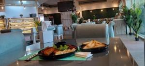 een bord eten op een tafel in een restaurant bij Exclusive Sea-View 2BR Apartment with Fireworks View in New-year eve in Abu Dhabi +13 foto's