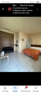 un letto a baldacchino di una camera con letto e divano di Hotel santo benito ad Atlixco