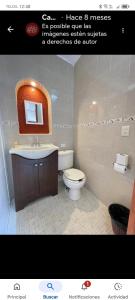 un bagno con un water e un lavandino di Hotel santo benito ad Atlixco