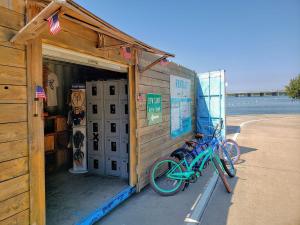een gebouw met een fiets buiten geparkeerd bij Shahan Oasis in Little Elm
