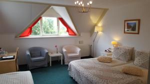 - une chambre avec un lit, une fenêtre et une chaise dans l'établissement Het Uilenbos, à De Koog