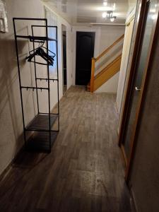 ein Zimmer mit einem Regal mitten im Flur in der Unterkunft Agréable studio au rez de chaussée in Arbois