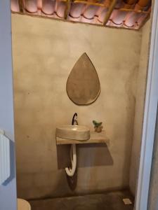 a bathroom with a sink and a mirror on the wall at Yahweh Guriú in Camocim