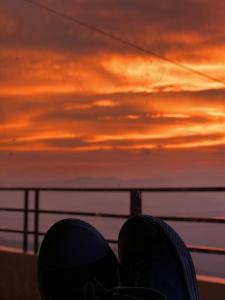 een persoon die voor een zonsondergang zit bij Himalayan Hideaway in Almora